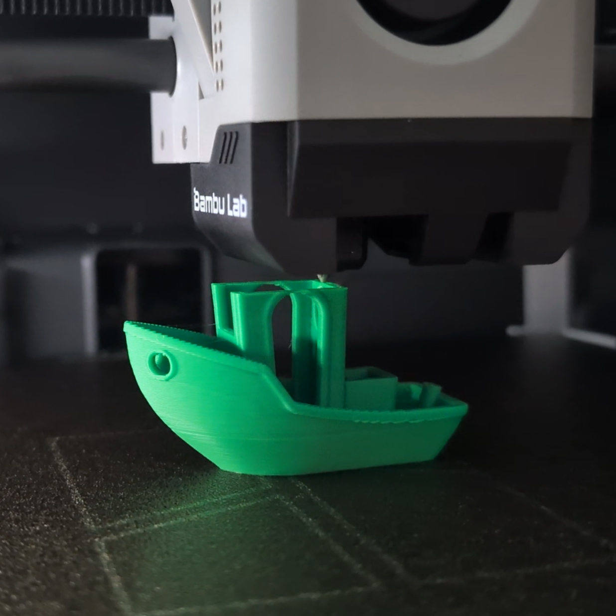Grünes 3D-gedrucktes Boot kurz vor dem Abschluss des Druckvorgangs.