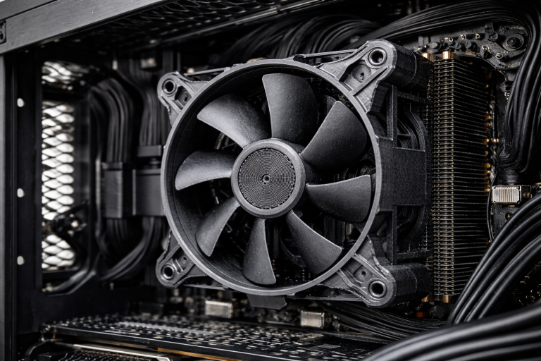 Nahaufnahme eines CPU-Kühlers mir ABS gedrucktem Rahmen