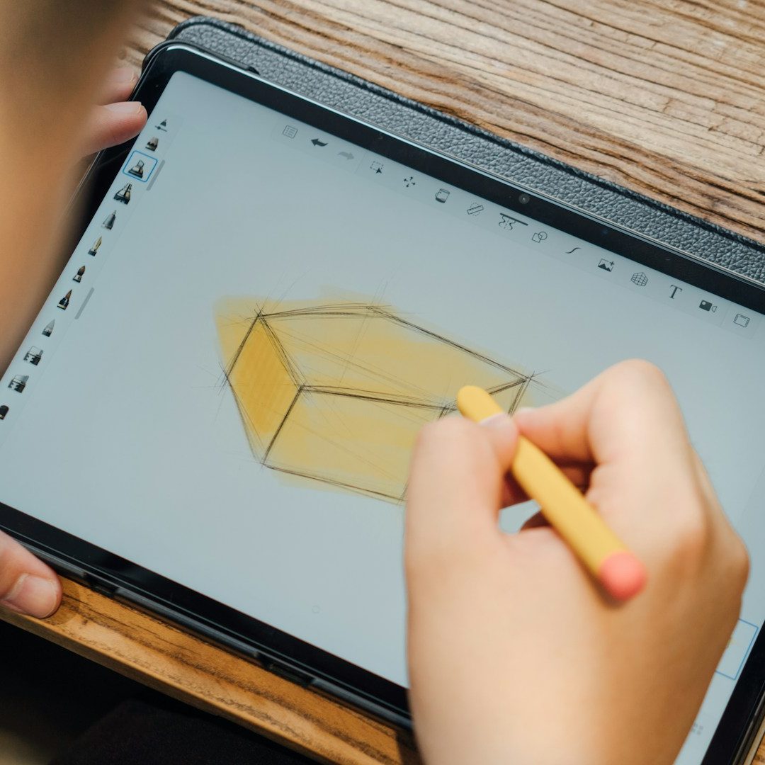 Eine Person zeichnet mit einem Stift ein dreidimensionales Objekt auf einem Tablet.