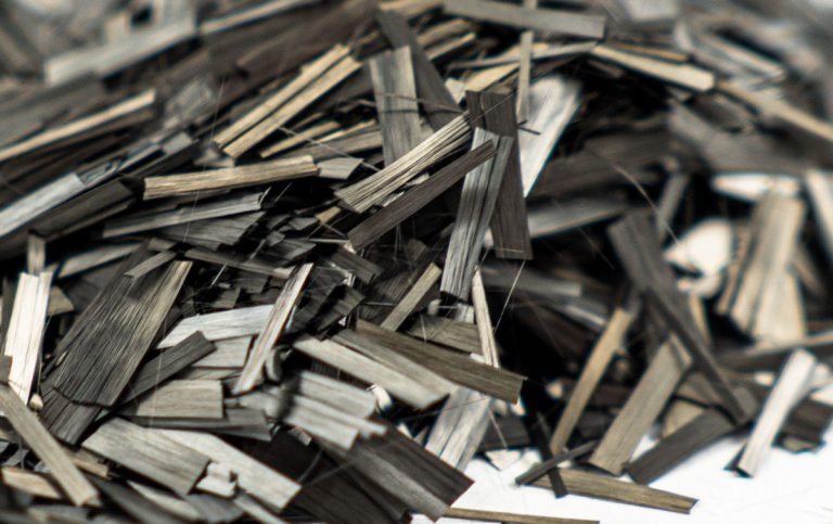 Ein Haufen schwarzer Carbonfasern, chaotisch angeordnet.
